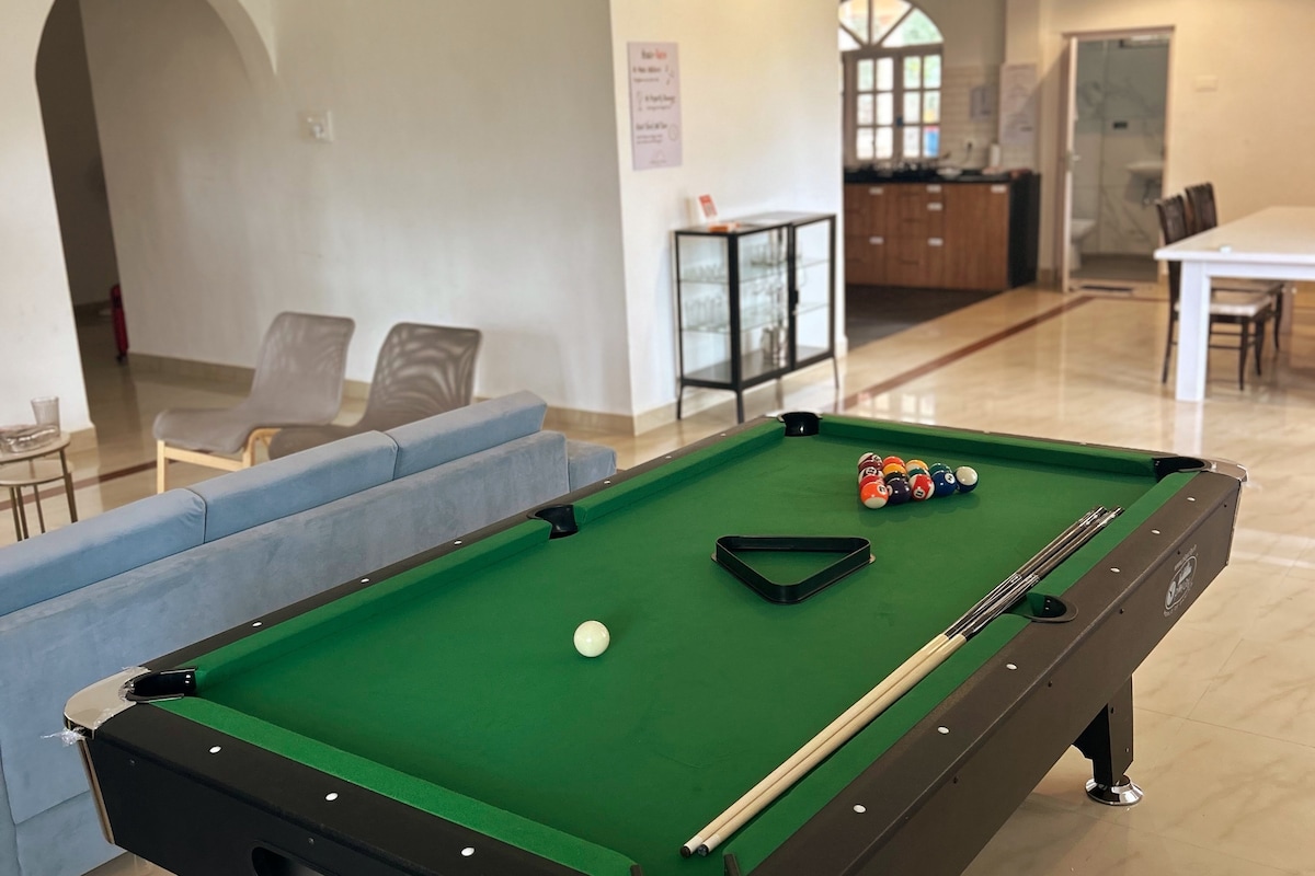 4 Rooms, 5 Mins from beach,  with Pool Table