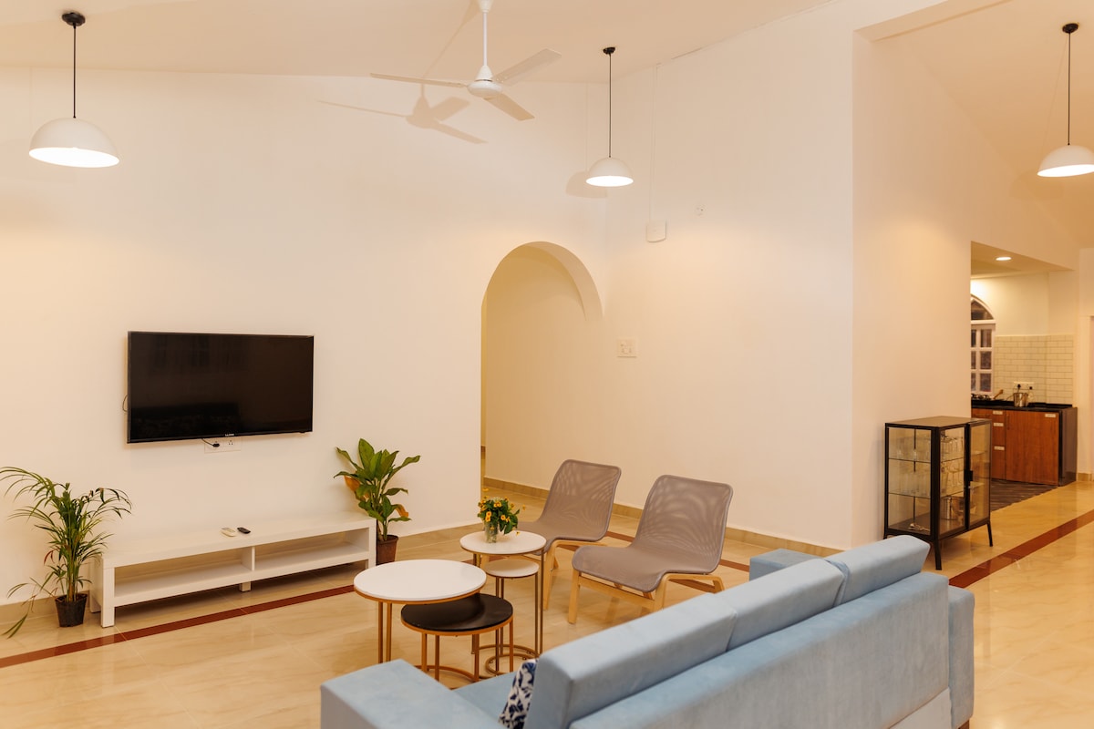 4 Rooms, 5 Mins from beach,  with Pool Table