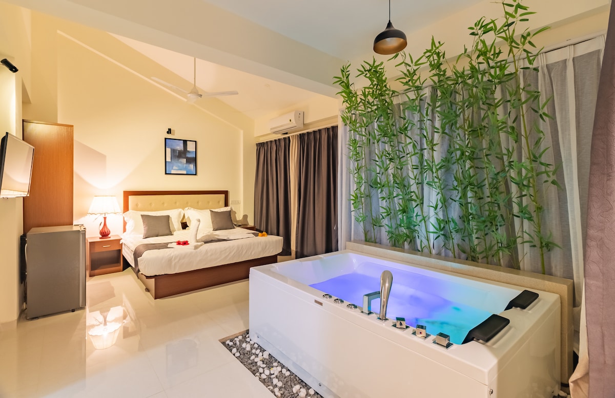Jacuzzi suite near the beach, Charvi