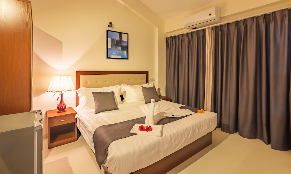 Jacuzzi suite near the beach, Charvi