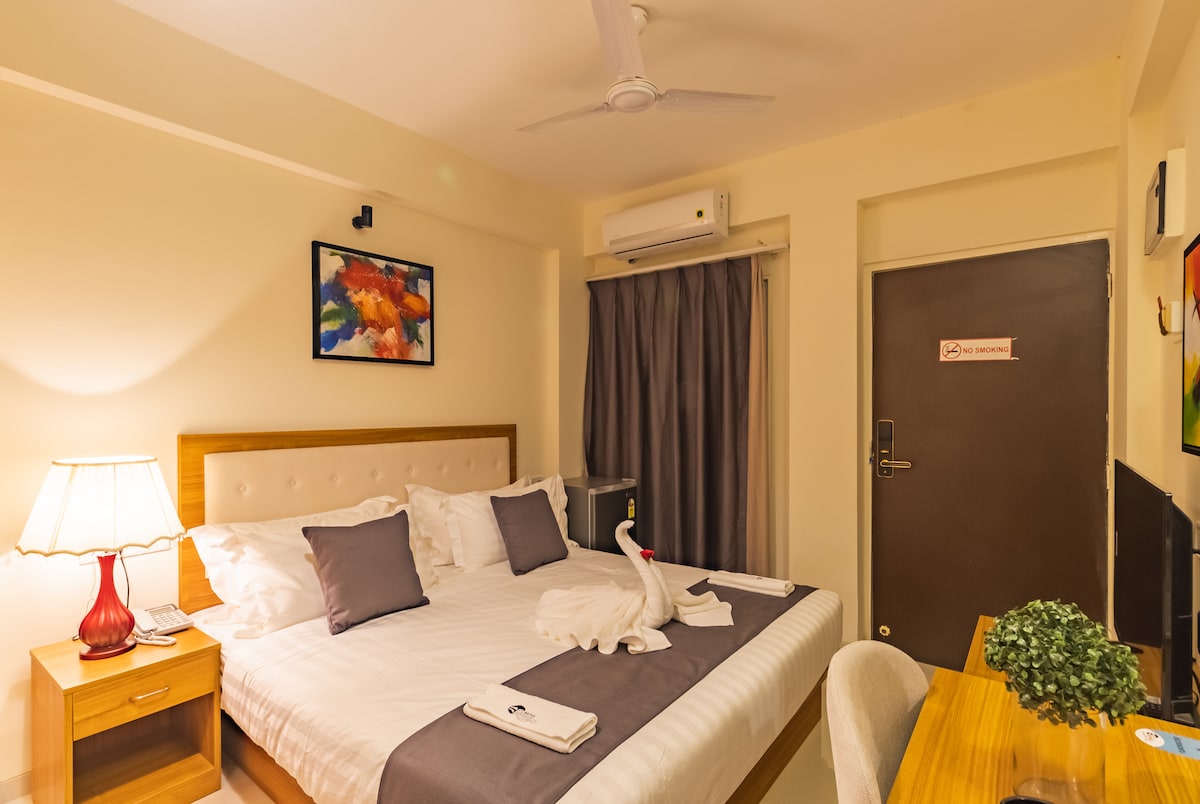 Single room with pool access, Charvi