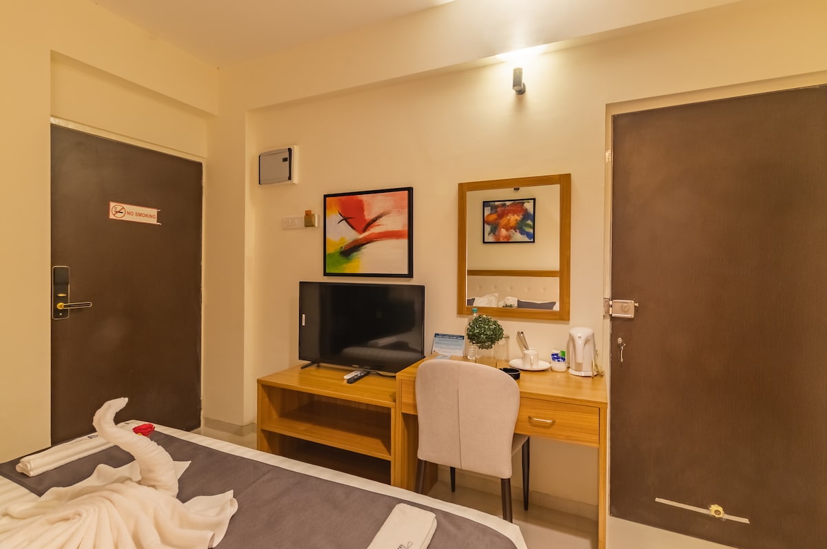Single room with pool access, Charvi